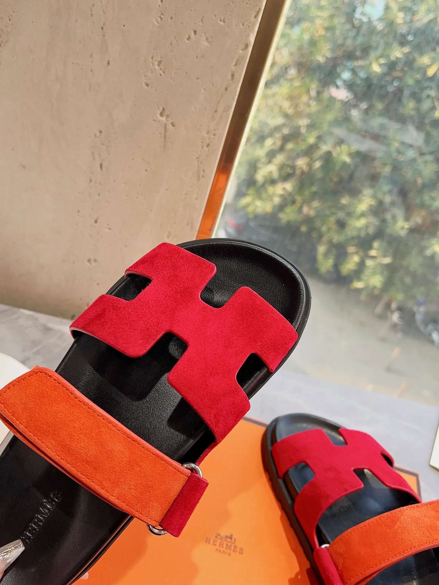 👟👟Ex-factory price 440👟👟 Men's size +10 H family 2024 spring and summer new style HERMES Hermes' recently popular couple's shoes, pig nose angle sandals and slippers, paired with various colorful socks, extremely trendy. Upper lining: imported original material. Outsole: non-slip and wear-resistant outsole. Size: Female 35-42 (40/42 non-returnable and non-exchangeable) Men’s size: 39-45 (45 is non-refundable and non-exchangeable)